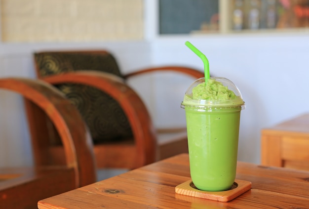 Té verde frappe en mesa de madera