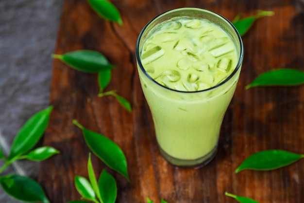 Té verde helado y hojas de té frescas para la salud
