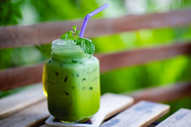 Té verde helado sobre la mesa