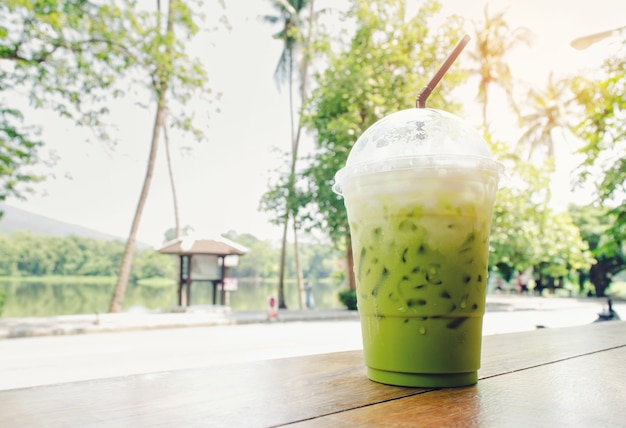 Té verde helado en una tabla en el verano con el fondo natural.