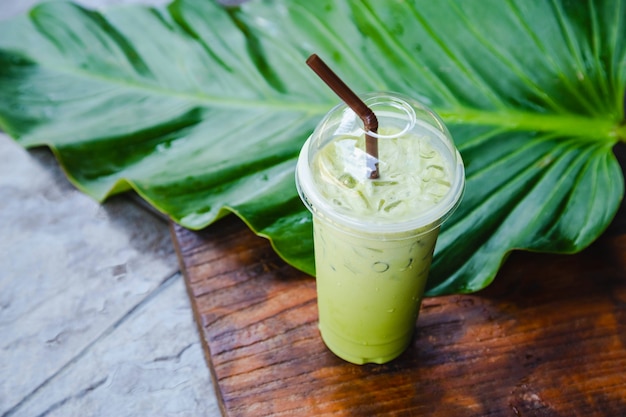 Té verde helado en taza para llevar