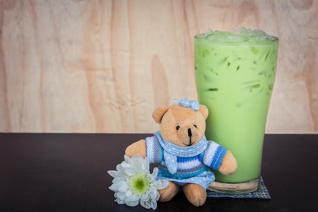 té verde hielo en la mesa