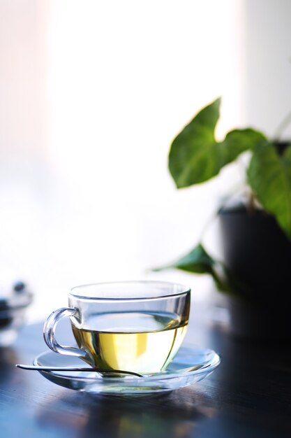 Té verde humeante caliente en una taza sobre un fondo rústico