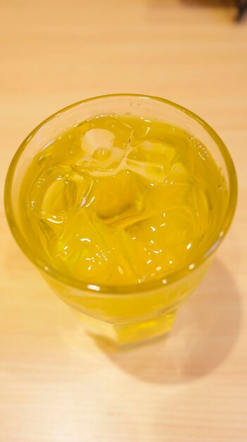 Foto té verde japonés o té ocha o té de bebida amarilla servido en un vaso alto té japonés ryokucha