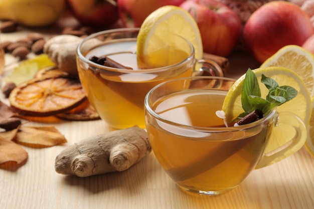 Té verde con limón y canela en una taza de vidrio