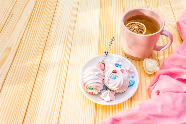 Té verde, limón y merengue con tela rosa.