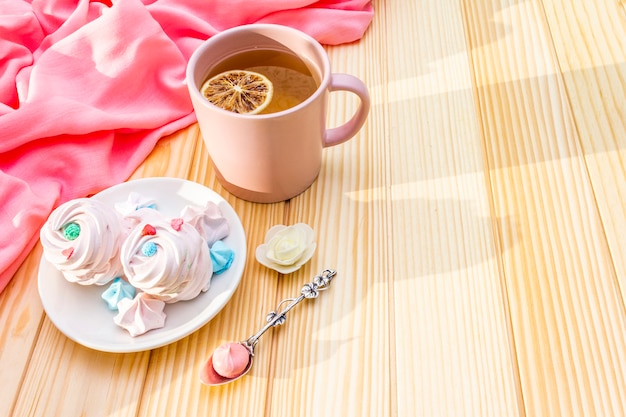 Té verde, limón y merengue con tela rosa.