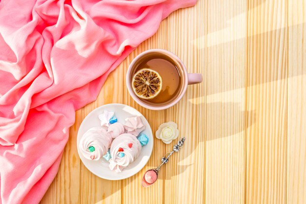 Té verde, limón y merengue con tela rosa.