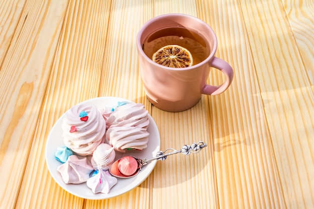 Té verde, limón y merengue.