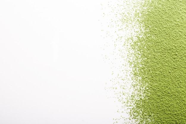 Té verde matcha aislado en blanco con espacio de copia