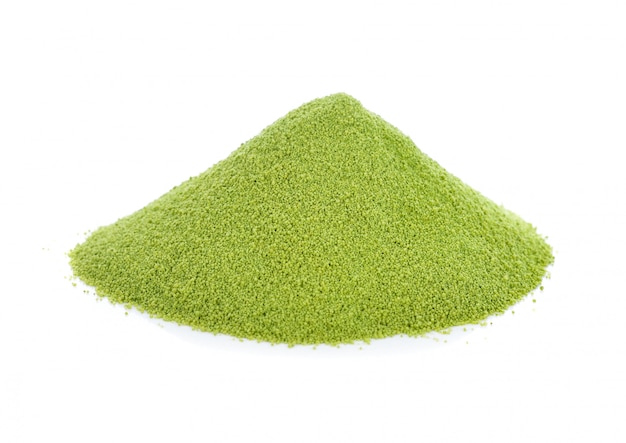 Té verde Matcha aislado en blanco