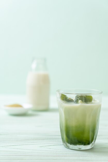 té verde matcha cubito de hielo con leche