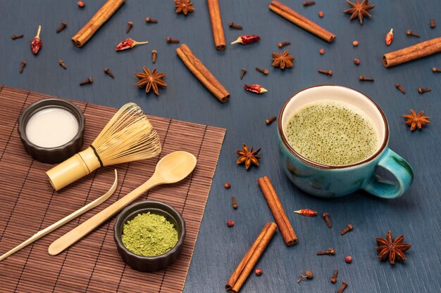 Té verde matcha y especias en la mesa Cuchara medidora batir polvo de matcha verde en el tazón