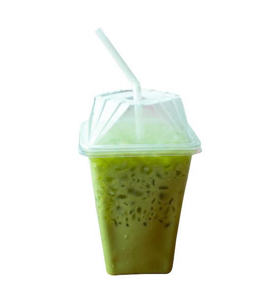 Té verde matcha helado con leche condensada en vidrio de plástico transparente con paja blanca sobre blanco
