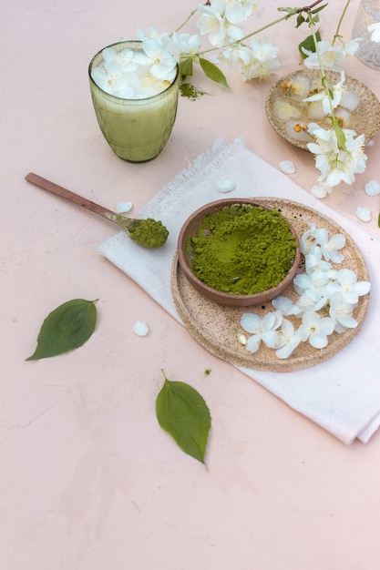 té verde matcha con hielo en un vaso