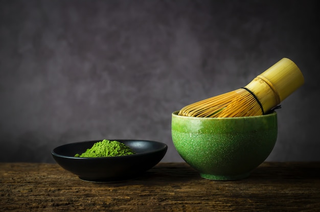 Foto té verde matcha japonés con batidor de bambú
