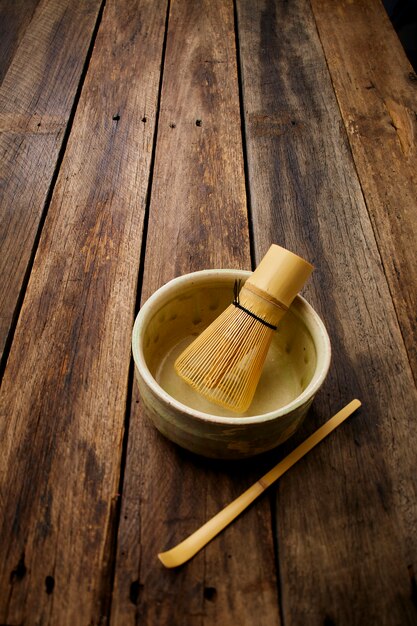 Té verde matcha japonés en tablón de madera