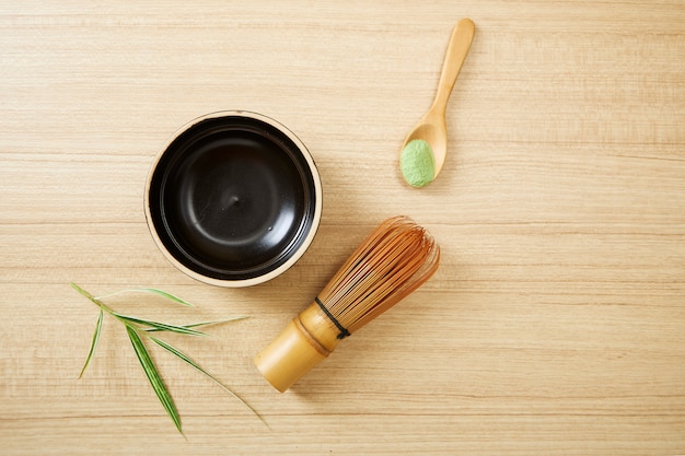 Té verde Matcha sobre fondo de madera