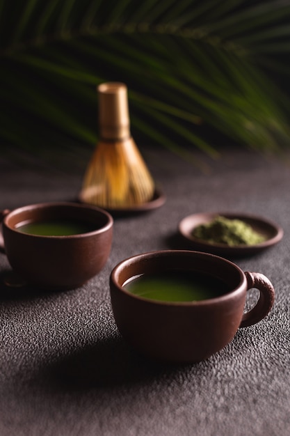 Té verde matcha en tazas de cerámica