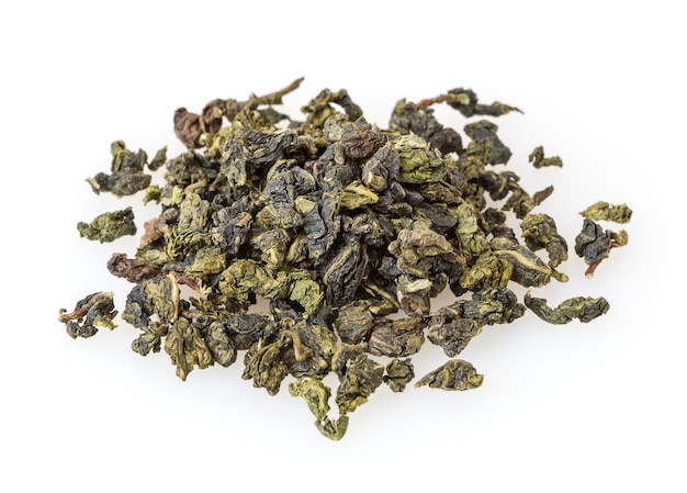 Té verde oolong aislado sobre fondo blanco.