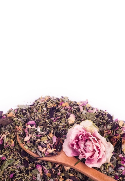 Foto té verde con pétalos de rosa y hierbas copia spase