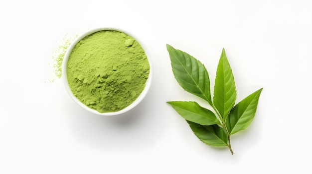 Té verde en polvo y hojas de té verde aisladas sobre fondo blanco
