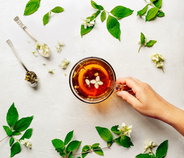 Té verde recién hecho en taza de vidrio