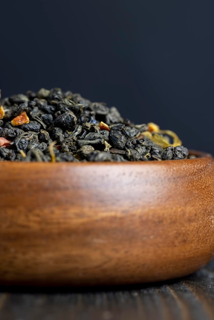 Té verde seco de hoja ancha con trozos de fruta