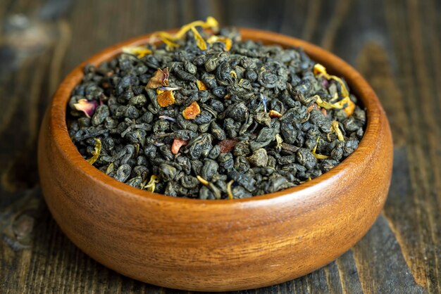 Té verde seco de hoja ancha con trozos de fruta