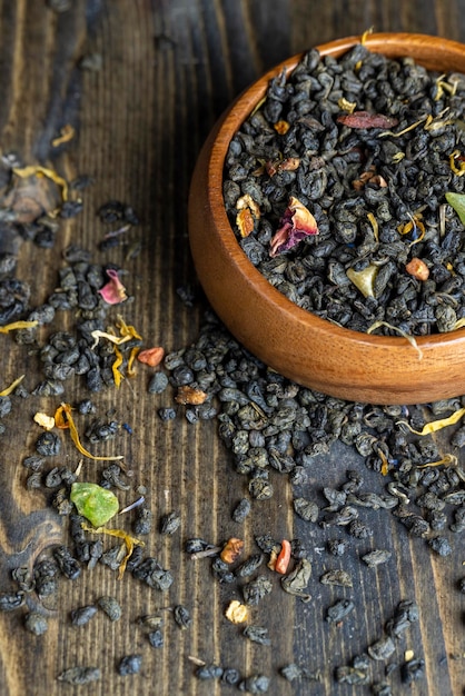 Té verde seco de hoja ancha con trozos de fruta