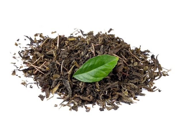 Té verde seco sobre un fondo blanco