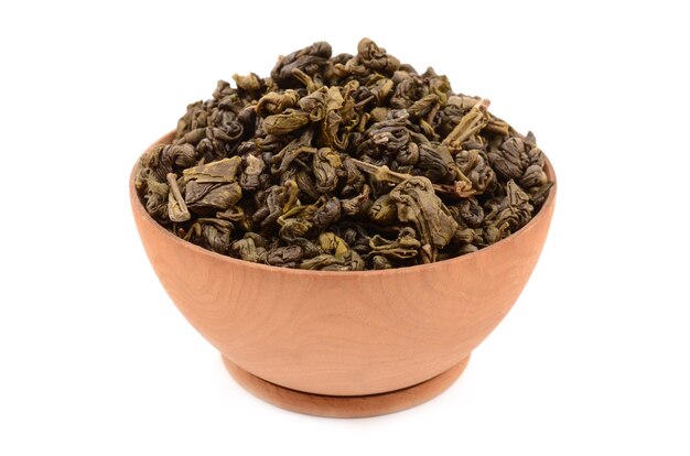 Té verde sobre un fondo blanco.