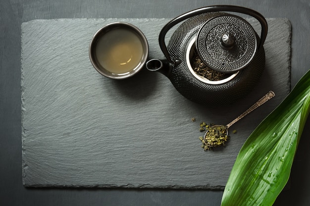 Té verde sobre pizarra negra.