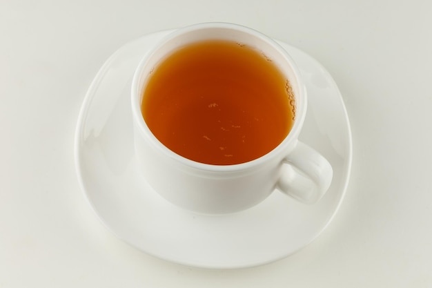 Té verde en una taza blanca