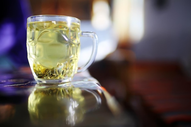 Té verde en una taza de cristal