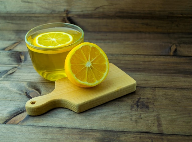 Té verde en una taza y limón