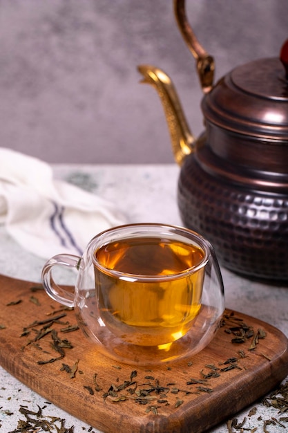 Foto té verde té verde elaborado con una tetera de cobre sobre un fondo de piedra bebidas saludables concepto de té de hierbas de cerca