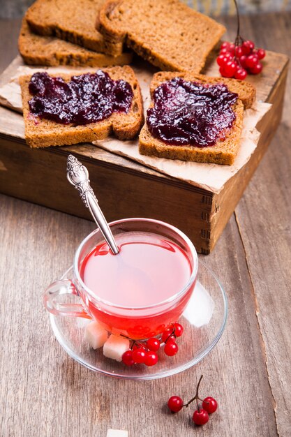 Té de viburnum caliente y fresco