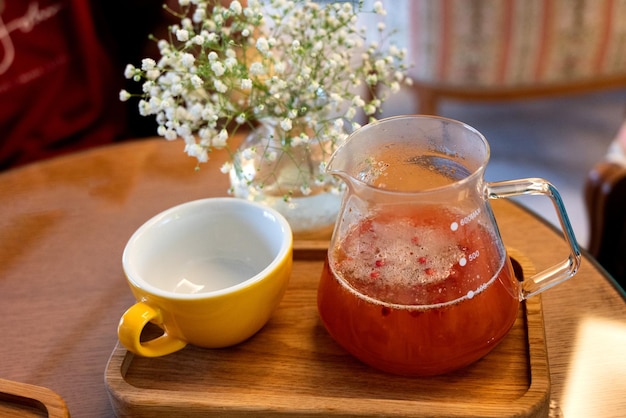 Foto té de viburnum en la taza de vidrio con canela y anís estrella closeup enfoque selectivo