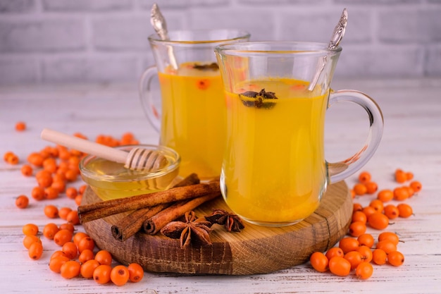 Té vitamínico de espino amarillo con canela y miel.