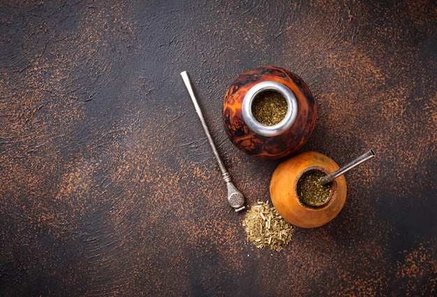 Té de yerba mate con calabaza y bombilla.