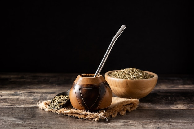 Té de yerba mate en mesa de madera. Bebida tradicional argentina