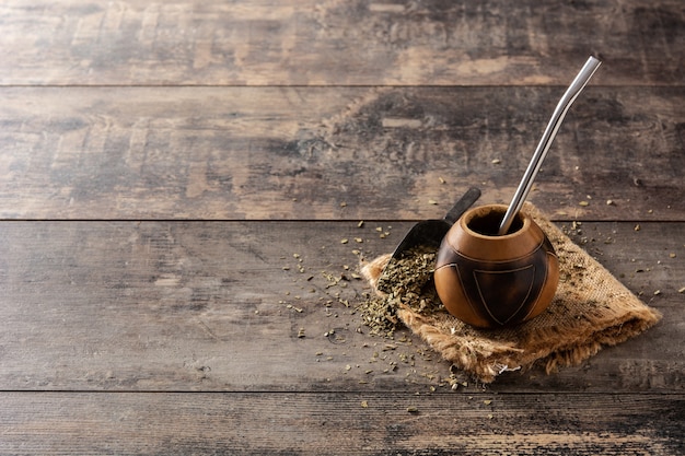 Té de yerba mate en mesa de madera. Bebida tradicional argentina