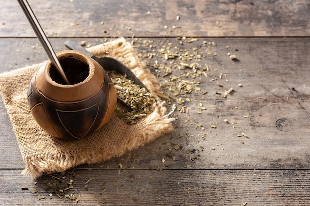 Té de yerba mate tradicional en mesa de madera