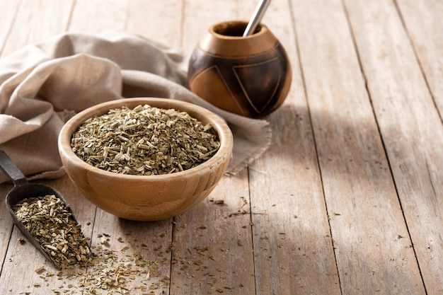 Té de yerba mate tradicional en un tazón sobre la mesa de madera