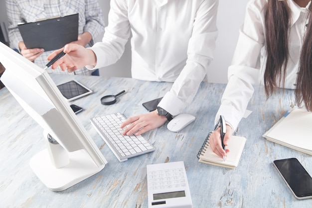 Team arbeitet im Büro. Büroarbeitsplatz