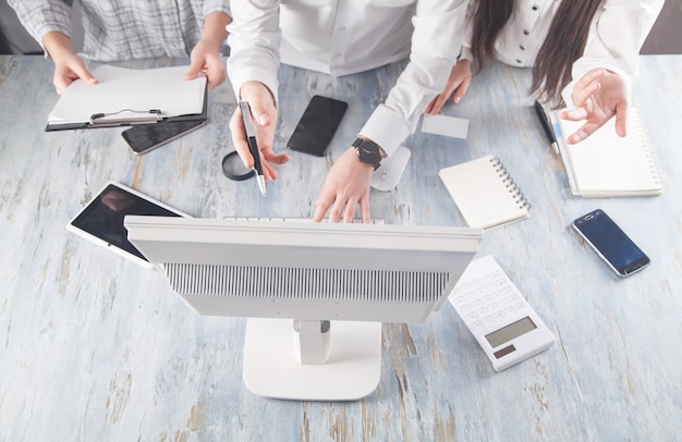 Team arbeitet im Büro. Büroarbeitsplatz