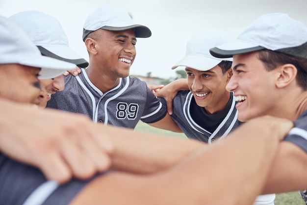 Team-Baseball-Männer in Spielstrategie oder Planung auf Rasensportplatz oder Teambuilding im Fitnesstraining oder Trainingsspiel Lächeln Sie glückliche Sportler in Motivationsgesprächen im Softball-Huddle