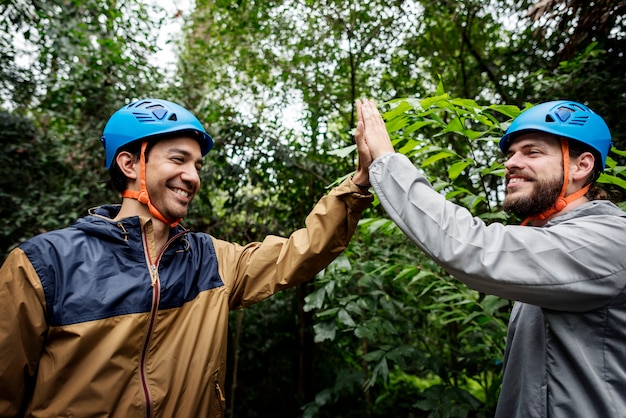 Team building al aire libre en el bosque