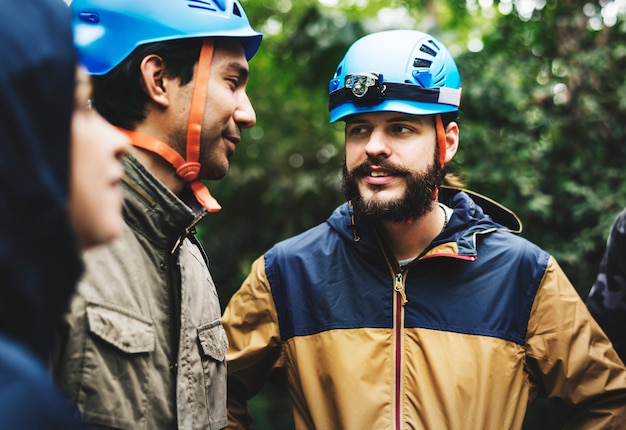 Team building ao ar livre na floresta